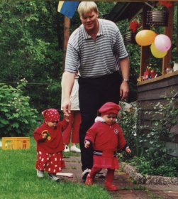 Moa, pappa Anders och Amanda p promenad