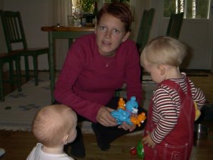 Jessica, Marie och Moa kollar in leksaker